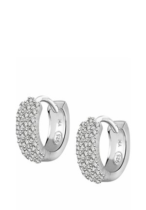 Zilveren ringoorbellen bezet met meerdere kleine ronde heldere edelsteentjes, gemarkeerd met 925 voor sterling zilver.