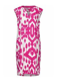 Bezramenné šaty v bílé barvě s výrazným růžovým ikat vzorem, s výstřihem do V a rovnou siluetou, vyrobené z lehkého materiálu.