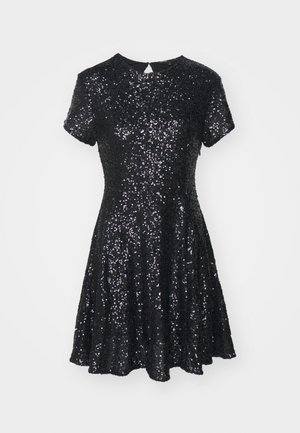 Fekete, rövid ujjú ruha, amelyet flitterek borítanak, kerek nyakkivágással, bővülő szoknyával és kulcslyuk részlettel a hátsó részen.