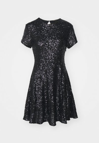 Fekete, rövid ujjú ruha, amelyet flitterek borítanak, kerek nyakkivágással, bővülő szoknyával és kulcslyuk részlettel a hátsó részen.