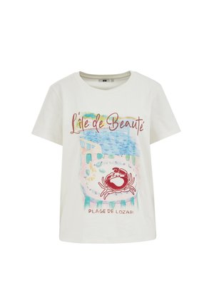 Weißes T-Shirt mit kurzen Ärmeln und einem bunten Motiv eines roten Krabben auf einem Teller, Strandhintergrund und französischem Text "L'île de Beauté" und "Plage de Lozari".