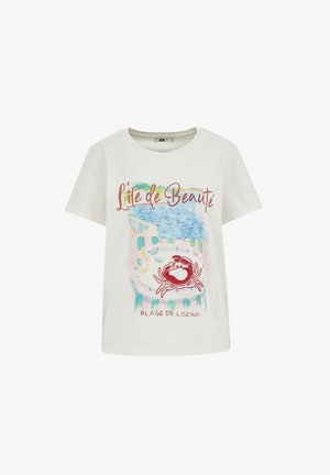 Weißes T-Shirt mit kurzen Ärmeln und einem bunten Motiv eines roten Krabben auf einem Teller, Strandhintergrund und französischem Text "L'île de Beauté" und "Plage de Lozari".