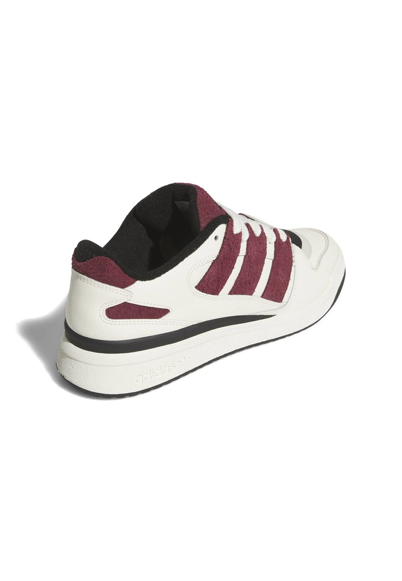 Baskets avec une tige en cuir blanc, des accents en suede bordeaux, un doublage noir et trois rayures blanches. Présente une semelle en caoutchouc texturé et un col rembourré.
