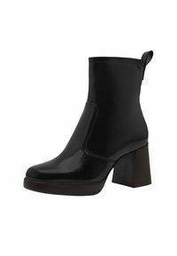 Stivale alla caviglia in pelle nera con punta rotonda, pannelli laterali elasticizzati e tacco a blocco in legno spesso. Presenta un pratico tirante sul retro.