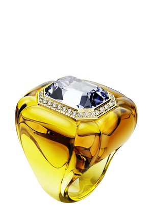 Gul harpiksring med en stor, rektangulær, klar ædelsten og mindre hvide accentsten indlagt i guld rundt om den øverste kant, glat formet.