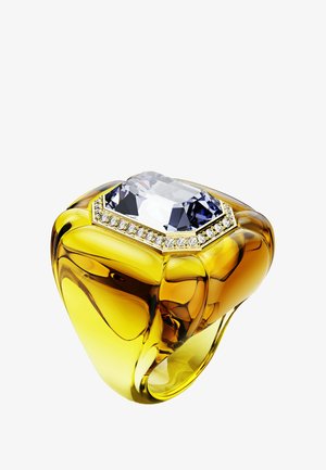 Anello in resina gialla con un grande gemma rettangolare cristallina e piccole pietre bianche decorative incastonate in oro lungo il bordo superiore, dalla forma morbida.