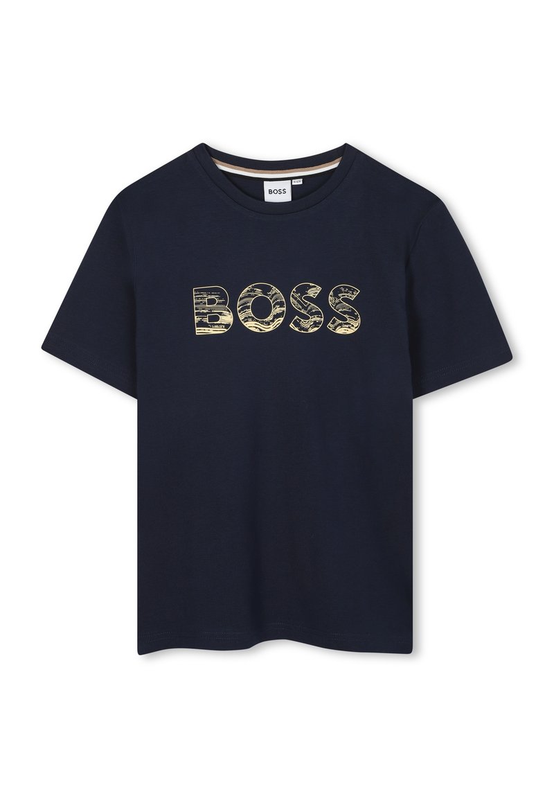 Tamsiai mėlyna medvilninė marškinėlių su trumpomis rankovėmis, apvaliu kaklu, su tekstūruotu geltonu „BOSS“ logotipu ant krūtinės. Sklandi audinio tekstūra.