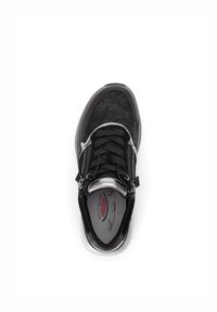 Sneaker noir avec tige en cuir texturé, accents argentés, lacets noirs et semelle intérieure grise avec logo. Fermeture éclair sur le côté.