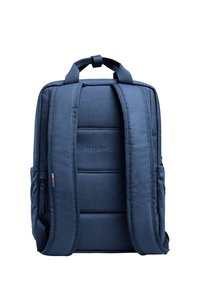 Mörkblå ryggsäck med vadderade remmar, texturerad tyg, sidofickor och en central slogan "SKAPA EN PÅVERKAN" präglad på baksidan.