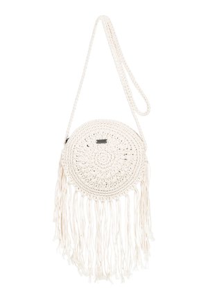 Ronde, witte gehaakte handtas met lange franjes, verstelbare riem en een klein metalen accentlabel. Gestructureerd oppervlak met cirkelvormige patroondetails.