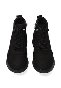 Černé kotníkové boty s svrchní částí z semiše, šněrováním, bočními zipy, kulatou špičkou a texturovanou gumovou podešví pro lepší přilnavost.