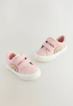Sneaker rosa chiaro realizzati in materiale sintetico, dotati di due cinturini in velcro, una suola in gomma bianca e un design arcobaleno sul lato.