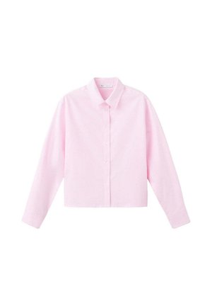 Camisa de manga larga rosa claro con botones, cuello y un sutil patrón de rayas verticales sobre fondo blanco.