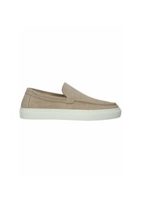 Beige suède instapsneaker met witte rubberen zool, laag profiel en gestikte details langs de randen.