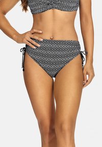 Czarny i biały bikini w wzory, z wysokim stanem, z regulowanymi wiązaniami po bokach oraz teksturowanym materiałem z geometrycznymi wzorami.