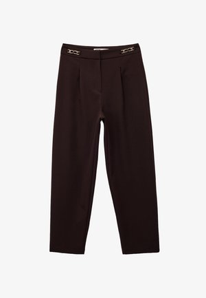 Donkerbruine op maat gemaakte broek met een hoge taille, geplooide voorkant en decoratieve gouden hardwareaccenten op de tailleband.