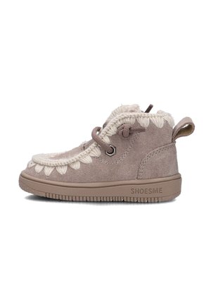 Beige Wildlederstiefel mit cremefarbenem Strickbesatz und Schnürung, Gummisohle und einer kleinen Schlaufe hinten. Mit dekorativem Stickdesign und runder Zehenform.