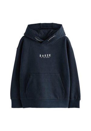Mørkeblå hættetrøje lavet af blød bomuld. Har en frontlomme og hvid tekstlogo "BAKER by TED BAKER" på brystet.