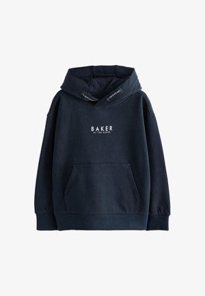 Marineblauwe capuchontrui gemaakt van zacht katoen. Voorzien van een voorvak met rits en wit tekstlogo "BAKER by TED BAKER" op de borst.