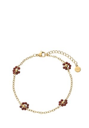 Gouden kettingarmband met vier kleine clusters van rode kralen en een karabijnsluiting met verstelbare schakels en een klein rond label.
