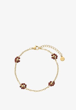 Gouden kettingarmband met vier kleine clusters van rode kralen en een karabijnsluiting met verstelbare schakels en een klein rond label.