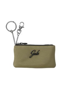 Porte-monnaie en cuir vert avec une finition texturée, logo noir, et une chaîne et un clip en argent pour l'attachement. Il dispose d'une fermeture à glissière.