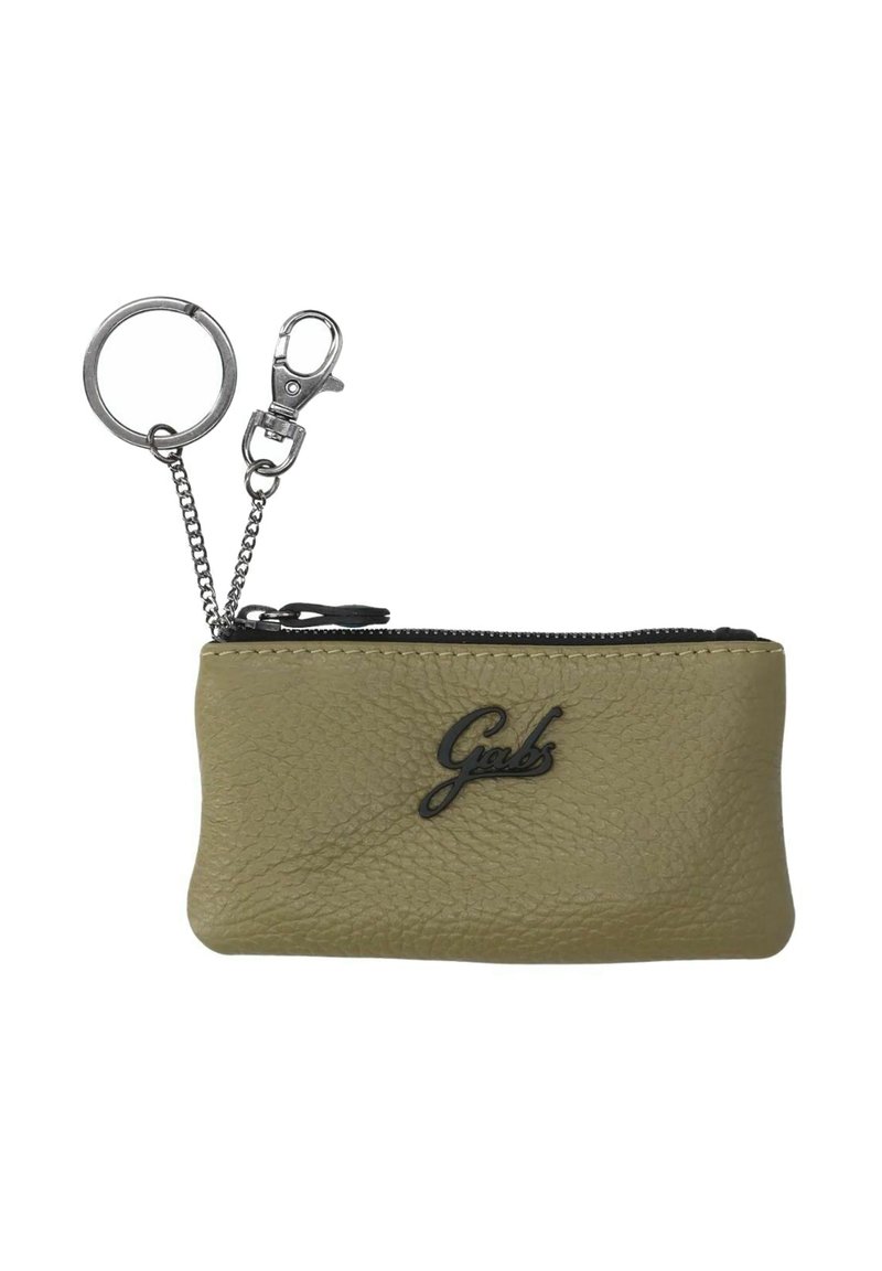 Porte-monnaie en cuir vert avec une finition texturée, logo noir, et une chaîne et un clip en argent pour l'attachement. Il dispose d'une fermeture à glissière.