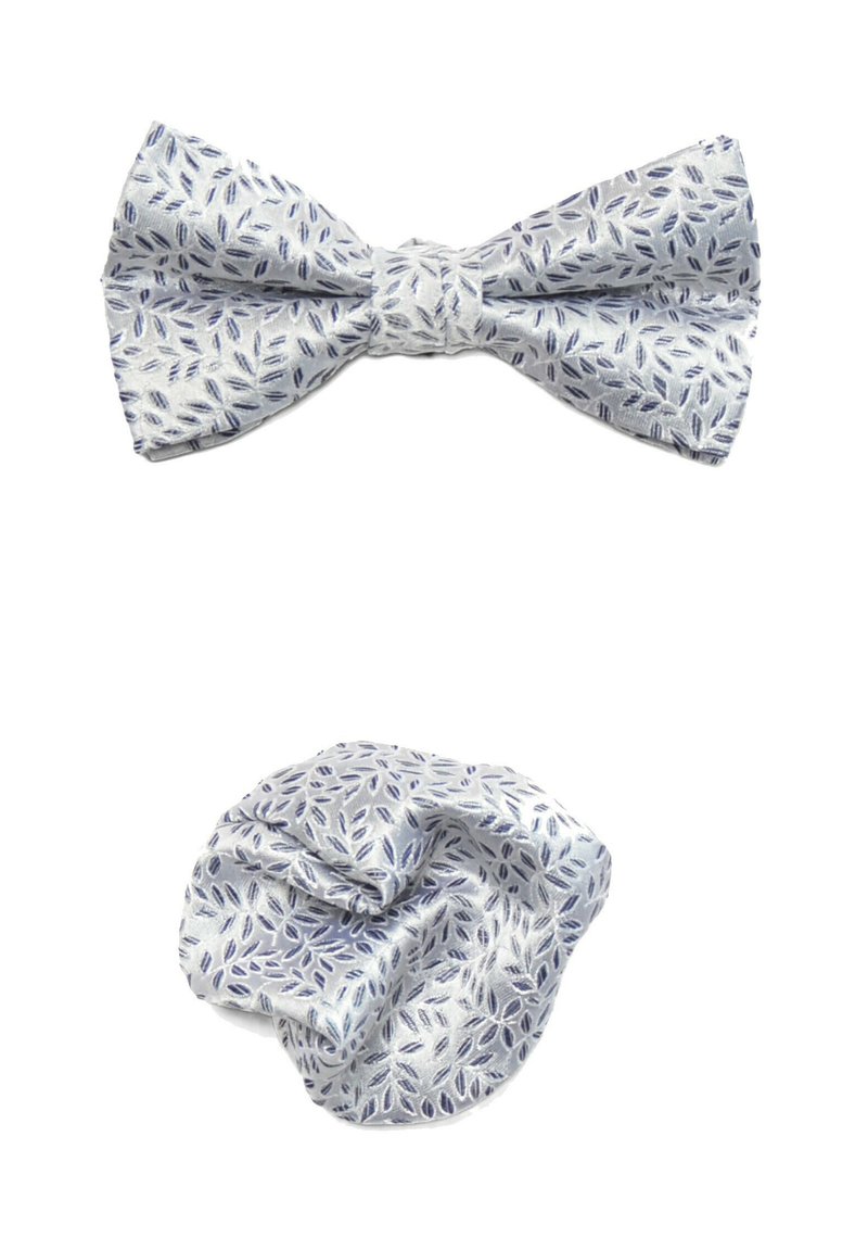 Seidene Fliege und Einstecktuch in Hellgrau mit blauem Blattmuster; die Fliege hat eine klassische Form mit einem zentralen Knoten.