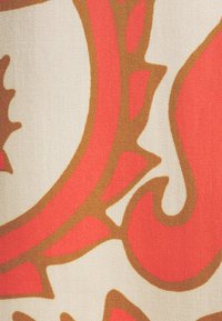 Musterstoff mit einem cremefarbenen Hintergrund, der große pinke und braune abstrakte Wirbel und Formen zeigt, und eine glatte, strukturierte Oberfläche aufweist.