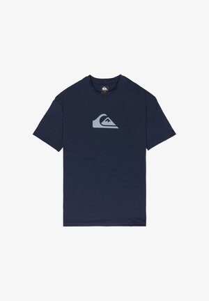Granatowy T-shirt z krótkim rękawem i okrągłym dekoltem, z jasnoszarym stylizowanym logo fali i góry umieszczonym na środku klatki piersiowej.