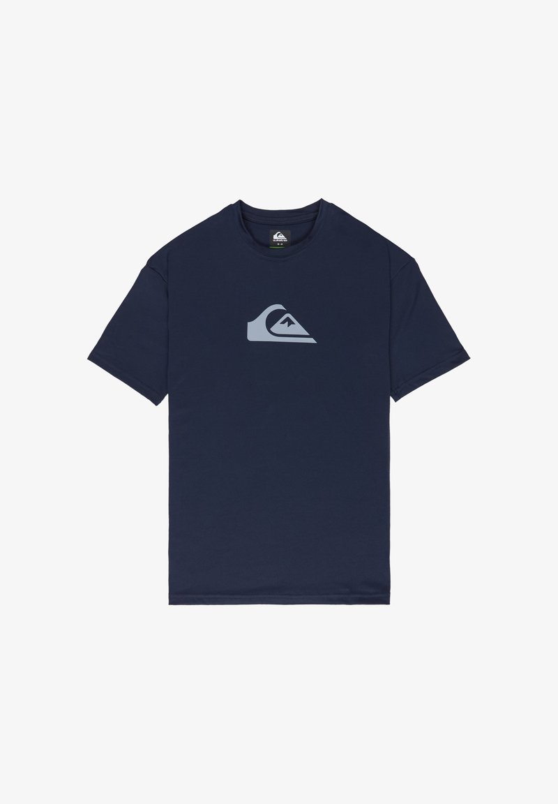 Marineblaues T-Shirt mit kurzen Ärmeln und Rundhalsausschnitt, mit einem hellgrauen, stilisierten Wellen- und Berglogo mittig auf der Brust.