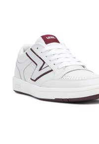 Sneaker in pelle bianca con accenti bordeaux e logo. Presenta sovrapposizioni testurizzate, punta perforata, colletto imbottito e suola in gomma.