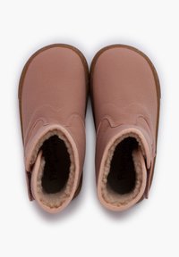 Rosa Leder-Stiefeletten mit einer weichen Fleece-Fütterung, gewelltem Design und einer braunen Gummisohle. Keine sichtbaren Beschläge oder Akzente.