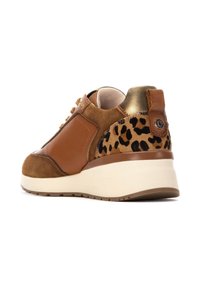 Zapatilla marrón que presenta una combinación de cuero liso y gamuza con estampado de leopardo. Incluye un acento dorado y una suela blanca gruesa.