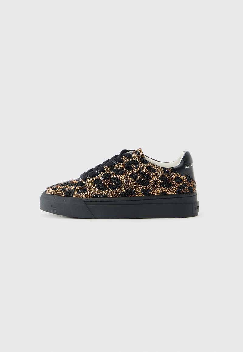 Niedrig geschnittene Sneaker mit schwarzer Sohle, schwarzen Schnürsenkeln und einem Leopardendruckmuster aus kleinen goldenen und schwarzen Nieten im Obermaterial.
