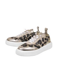 Leopardenmuster-Sneaker mit metallisch goldenen Akzenten, weißen Schnürsenkeln und einer strukturierten, gerillten Gummisohle. Auffälliger Zugtab am Fersenbereich.