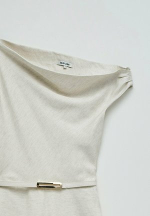 Vestido blanco roto con un hombro descubierto, pequeños pliegues en el hombro, cinturón delgado con hebilla rectangular dorada y etiqueta de Salsa Jeans en el interior del cuello.