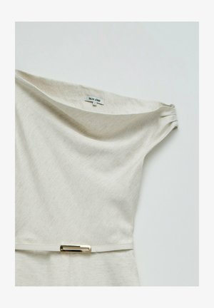 Vestido blanco roto con un hombro descubierto, pequeños pliegues en el hombro, cinturón delgado con hebilla rectangular dorada y etiqueta de Salsa Jeans en el interior del cuello.