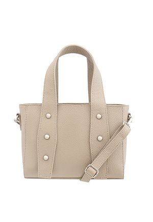 Beigen värinen, tekstuurillinen nahkainen käsilaukku, jossa on kaksi lyhyttä kahvaa, irrotettava säädettävä olkahihna ja hopeanväriset napit etukappaleissa.