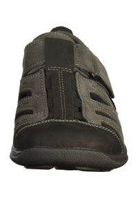 Scarpa grigia in velcro con una combinazione di suede e tessuto, caratterizzata da una punta nera testurizzata, accenti in rete e dettagli decorativi cuciti.