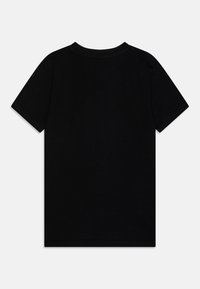 Černé tričko s krátkým rukávem, kulatý výstřih, vyrobené z měkké bavlny, má jednoduchý design bez viditelných vzorů nebo zdobení.