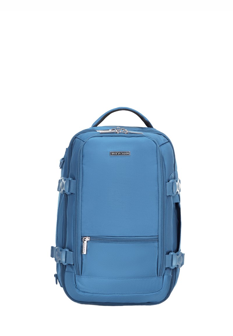Modrý nylonový batoh obdélníkového tvaru, s kapesními zipy, postranními sponami a horním madlem pro nošení.