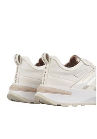 Witte leren sneakers met een chunky zool, zachte textuur en beige accenten. Inclusief logodetail op de hak en zijkant.
