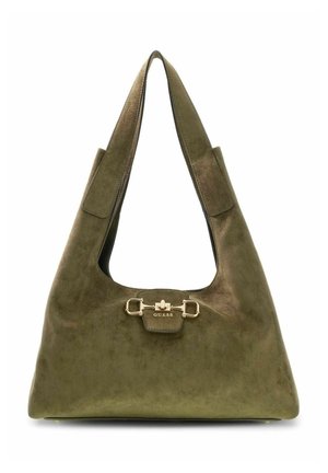 Sac d'épaule en daim vert olive avec une large bandoulière et une boucle en métal doré gravée du nom de la marque "GUESS".