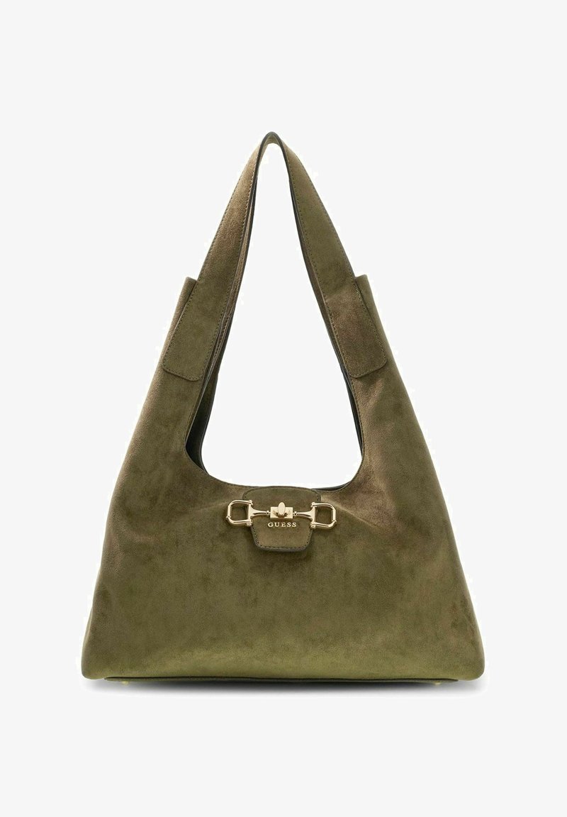 Sac d'épaule en daim vert olive avec une large bandoulière et une boucle en métal doré gravée du nom de la marque "GUESS".