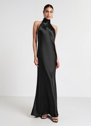 Abito nero in raso con scollatura a halter, silhouette aderente, design lungo fino a terra e texture liscia. Presenta una schiena scoperta e hardware minimale.