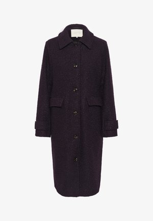 Lila strukturierter Mantel mit Kragen, Knopfverschluss an der Front, zwei Taschen mit Klappen und aufgerollten Bündchen. Hergestellt aus einem weichen, warmen Stoff.