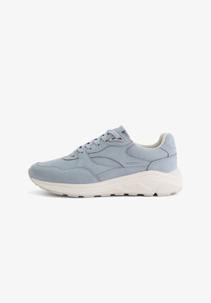 Lichtblauwe suède sneakers met een stevige witte zool, voorzien van een vetersluiting, zijaccenten en een gevoerde kraag voor comfort.