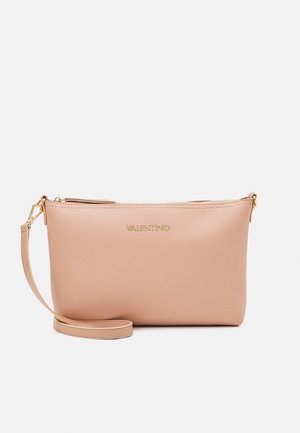 Miękka różowa skórzana kopertówka Valentino z logo w kolorze złotym, zamknięciem na zamek oraz odpinanym paskiem na białym tle.