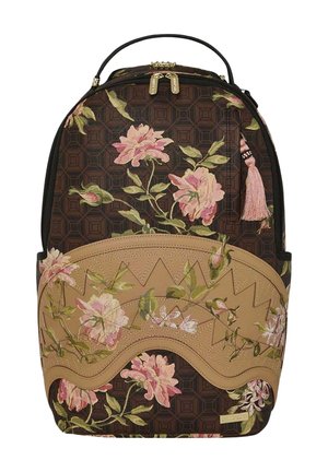 Zaino con motivo geometrico marrone scuro e stampa floreale rosa, dettaglio a onda in pelle beige, cerniera dorata e tiralampo con nappina rosa.